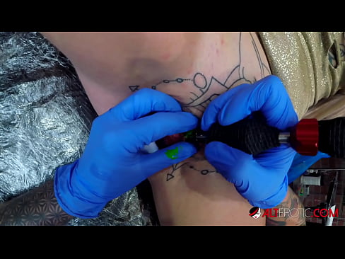 ❤️ La bomba Sully Savage, molt tatuada, es va tatuar al clítoris Porno rus a nosaltres ca.sex78.ru ☑